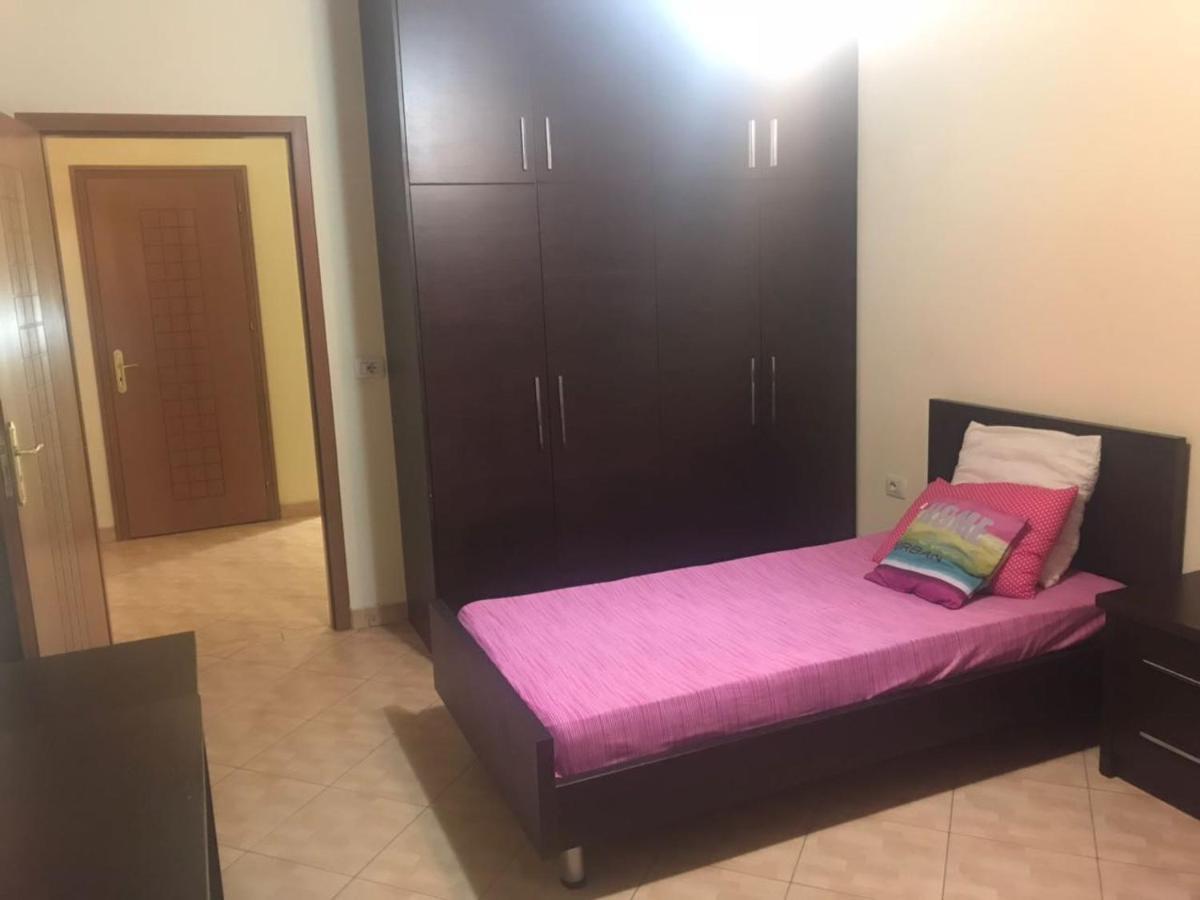 Lovely 2 Bedroom Apartment Тирана Екстер'єр фото