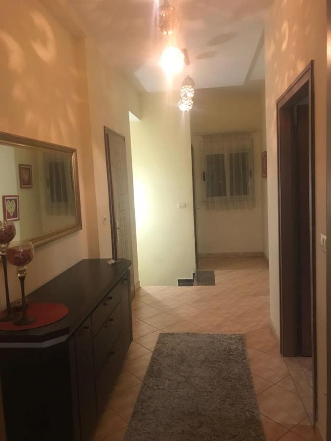 Lovely 2 Bedroom Apartment Тирана Екстер'єр фото
